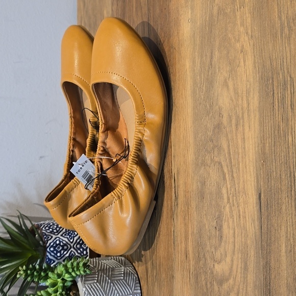 Torrid - 7 WW, Scrunch Ballet Flat (Wide Width) in Cognac - Picture 4 of 12